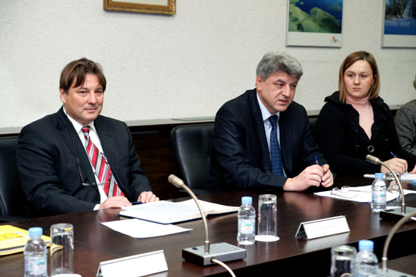 2012. 02. 10. -  Ministar Komadina s predstavnicima EIB - a o sufinanciranju projekta u željeznici